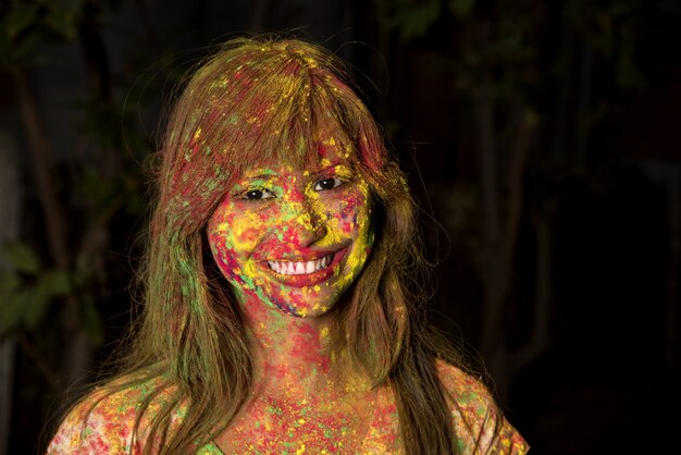 Portret van een gelukkig jong meisje op het festival van kleuren Holi. Meisje poseren en vieren het festival van kleuren.
