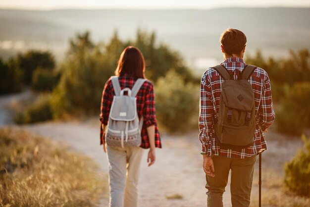 Portret van een gelukkig jong stel dat plezier heeft tijdens hun wandeltocht Kaukasisch en Aziatisch wandelpaar dat geniet van de zomervakantie