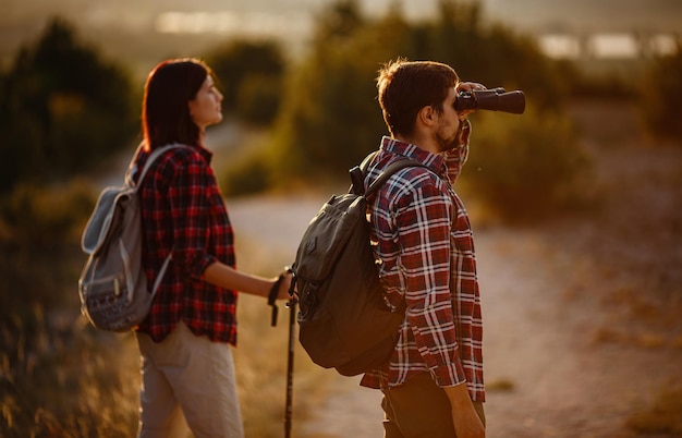 Portret van een gelukkig jong stel dat plezier heeft tijdens hun wandeltocht Kaukasisch en Aziatisch wandelpaar dat geniet van de zomervakantie