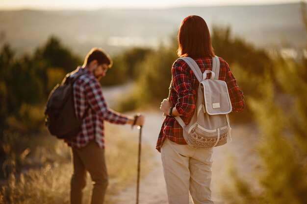 Portret van een gelukkig jong stel dat plezier heeft tijdens hun wandeltocht Kaukasisch en Aziatisch wandelpaar dat geniet van de zomervakantie