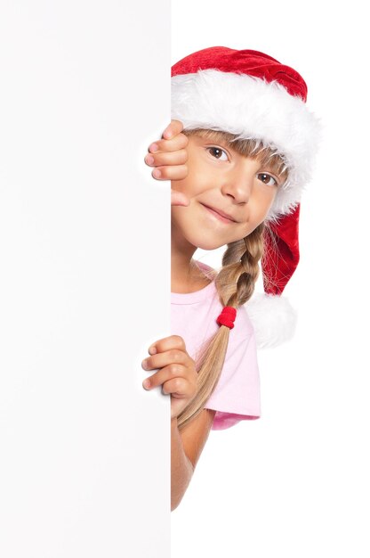 Portret van een gelukkig klein meisje in een kerstmanhoed met een witte blank
