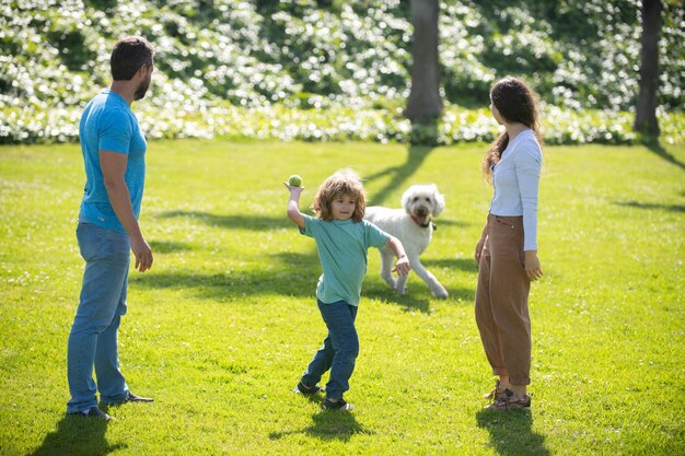 Portret van een gelukkig lachend gezin met hond ontspannen in het park