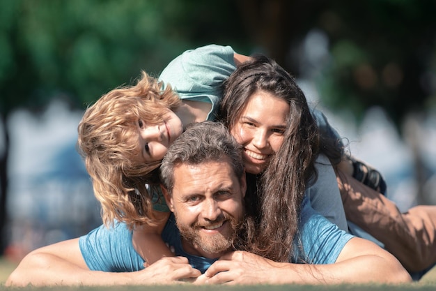 Portret van een gelukkig lachend gezin ontspannen in het park