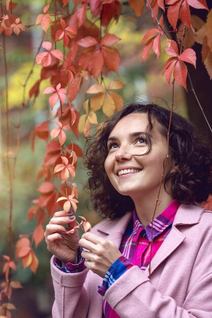 Portret van een gelukkig lachend meisje