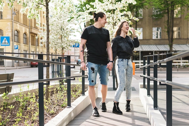 Portret van een gelukkig lachend stel dat plezier heeft tijdens hun date op een straat in de stad