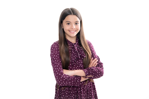 Portret van een gelukkig lachend tienermeisje Portret van een jong tienerkind met gekruiste armen tegen een witte achtergrond met kopie ruimte