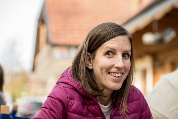 Portret van een gelukkig lachende jonge vrouw