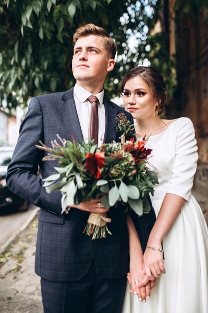 Portret van een gelukkig man en vrouw op een achtergrond van groen.