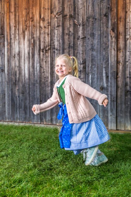 Foto portret van een gelukkig meisje dat op het veld staat