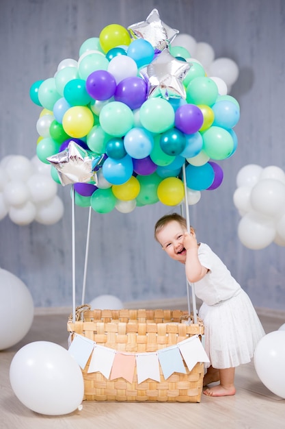 Portret van een gelukkig meisje met kleurrijke luchtballonnen