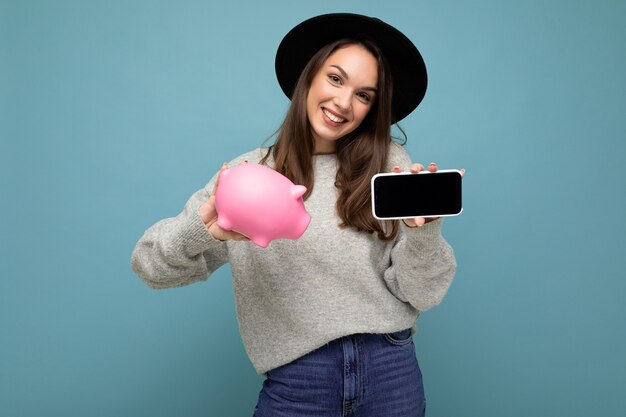 Portret van een gelukkig positief lachende jonge mooie brunette vrouw met oprechte emoties die