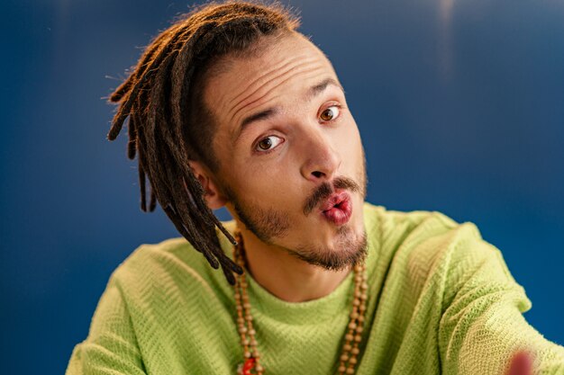 Portret van een gelukkig positieve man met dreadlocks