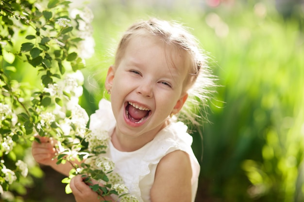 Portret van een gelukkig schattig meisje in het park