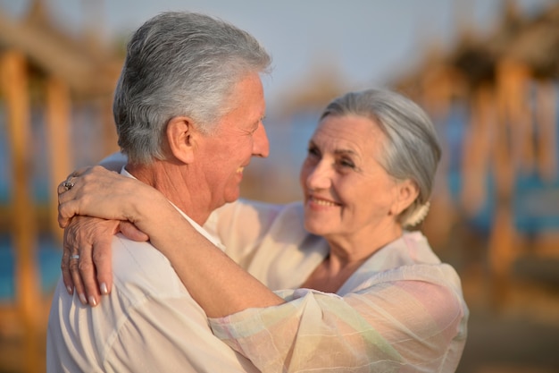 Portret van een gelukkig schattig senior koppel op zee