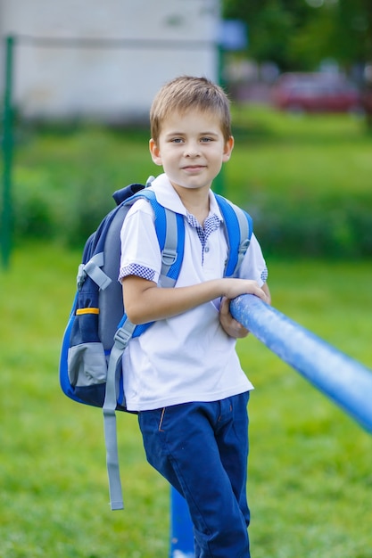 portret van een gelukkig schoolkind gaat voor het eerst naar school
