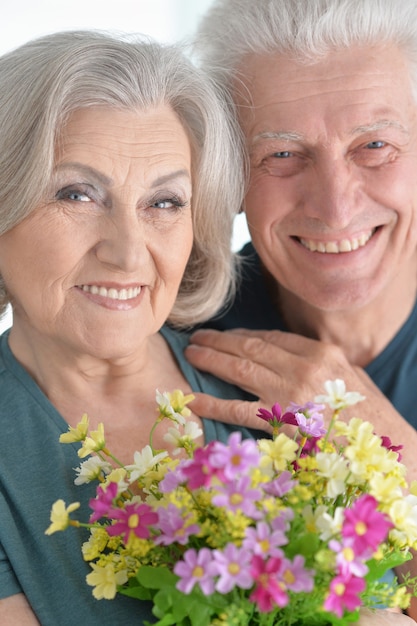 Portret van een gelukkig senior koppel met bloemen