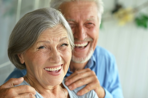 Portret van een gelukkig senior koppel thuis