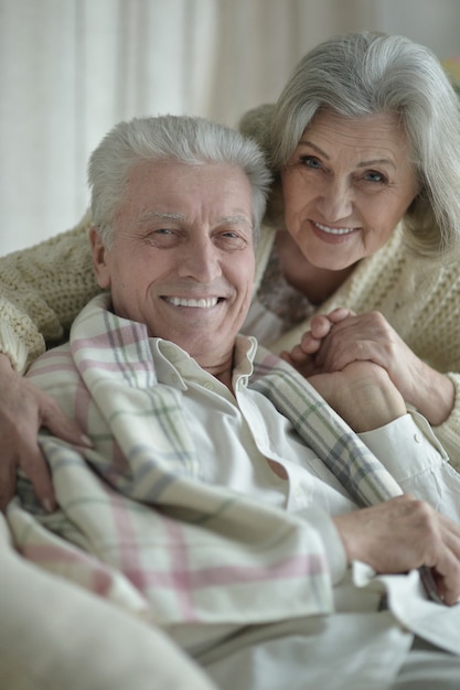 Portret van een gelukkig senior koppel thuis