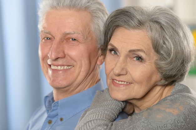 Portret van een gelukkig senior koppel thuis