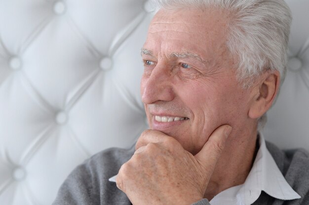 Portret van een gelukkig senior man gezicht