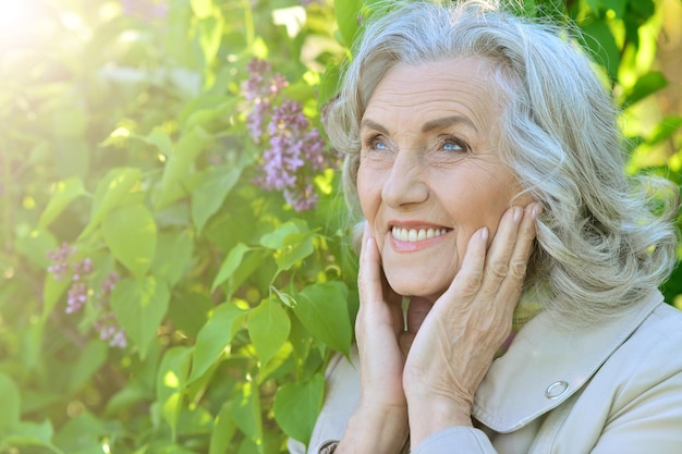 Portret van een gelukkig senior paar dat aan het rusten is