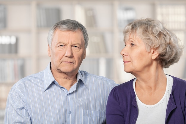 Portret van een gelukkig senior paar dat thuis lacht