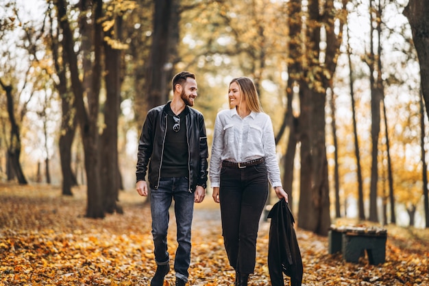 Portret van een gelukkig verliefd paar wandelen buiten in de herfst park