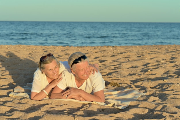 Portret van een gelukkig volwassen stel op het strand