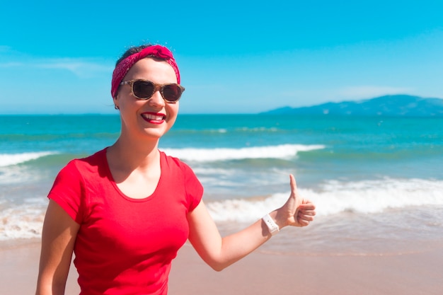 Portret van een gelukkig vrolijk meisje op het strand