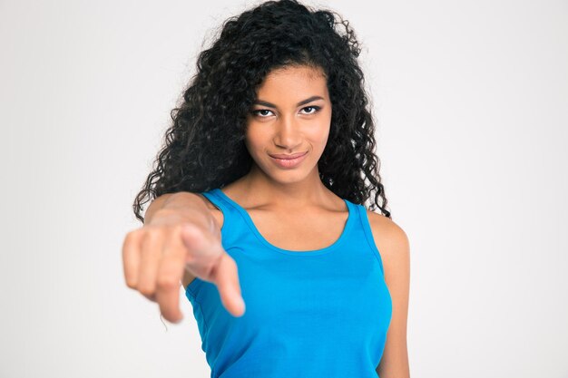 Portret van een gelukkige Afro-Amerikaanse vrouw die met de vinger naar de camera wijst