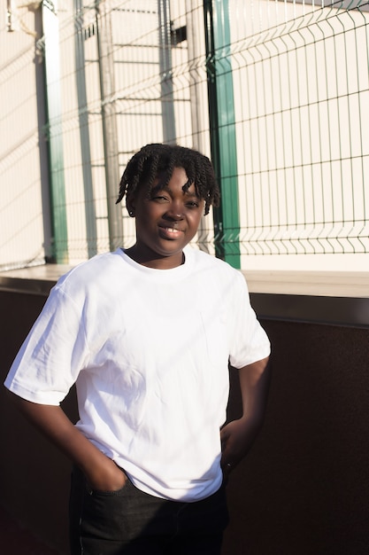 Portret van een gelukkige Afro-Amerikaanse vrouw op straat in de zomer.