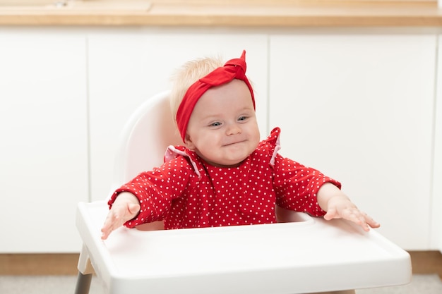 Portret van een gelukkige baby in de kinderstoel