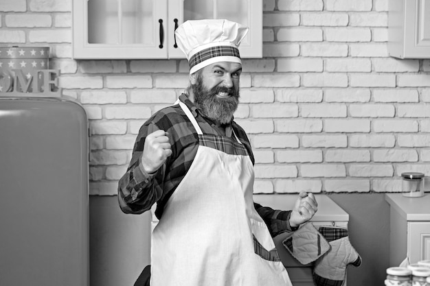 Portret van een gelukkige chef-kok Koksmuts Bebaarde chef-kok kookt of bakker