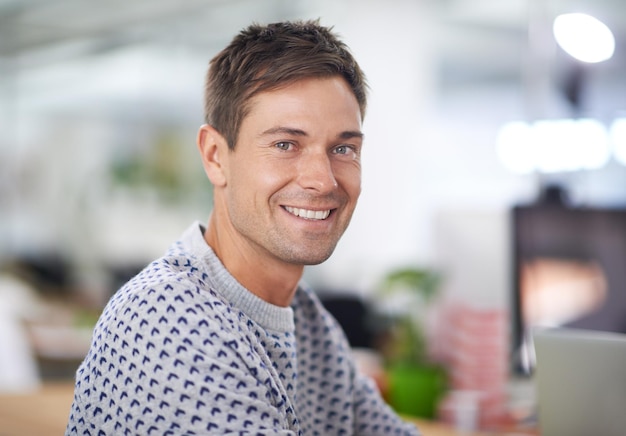 Portret van een gelukkige en zakelijke man in een kantoor, start-up of bedrijf voor een creatieve baan op de werkplek. Gezicht of glimlach van een professionele ondernemer, werknemer of ontwerper die aan een carrière in Australië werkt.