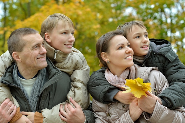 Portret van een gelukkige familie die ontspant in het herfstpark