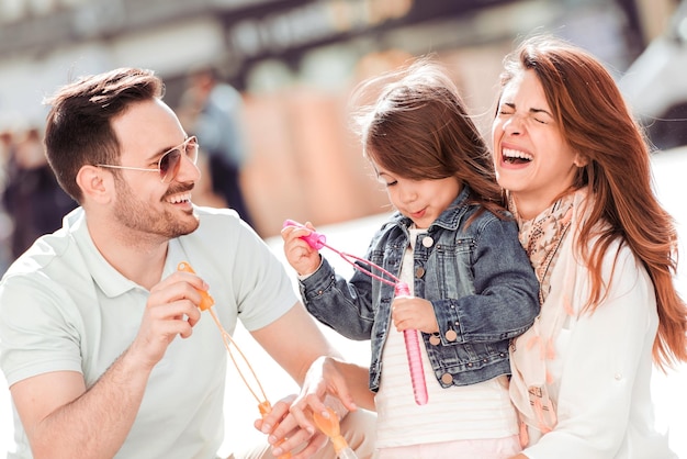 Portret van een gelukkige familie die samen plezier heeft