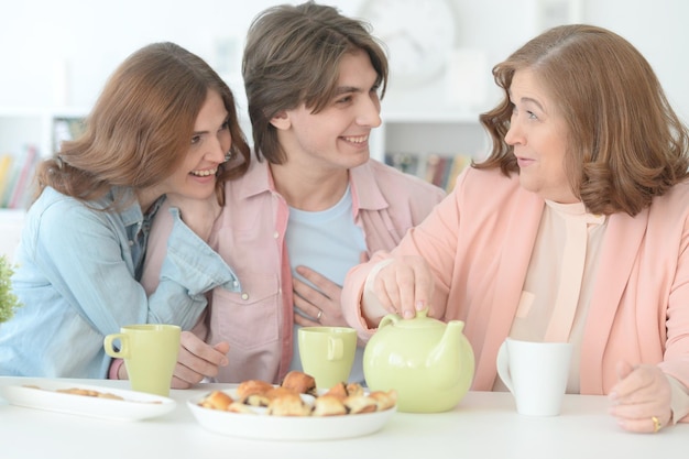 Portret van een gelukkige familie die samen thee drinkt