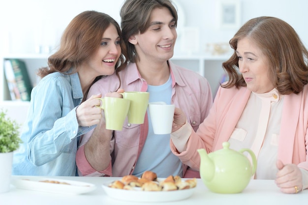 Portret van een gelukkige familie die samen thee drinkt