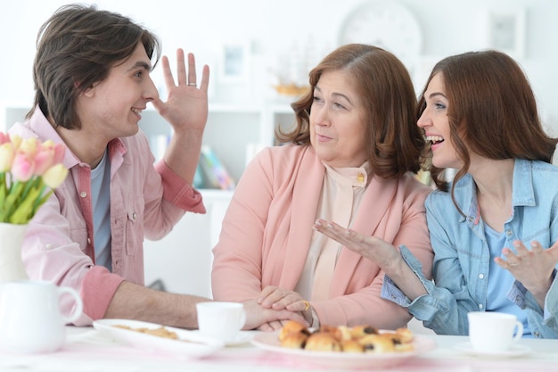 Portret van een gelukkige familie die samen thee drinkt