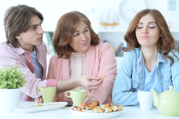 Portret van een gelukkige familie die samen thee drinkt