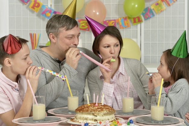 Portret van een gelukkige familie die thuis verjaardag viert