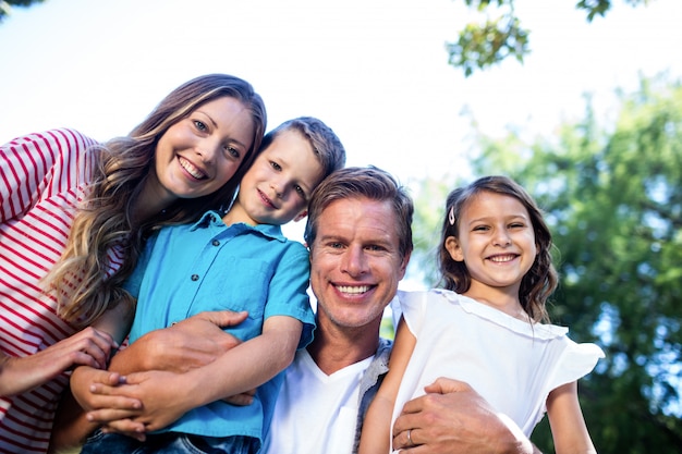 Portret van een gelukkige familie in het park