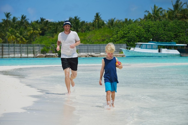 Portret van een gelukkige familie op zomervakantie op het strand