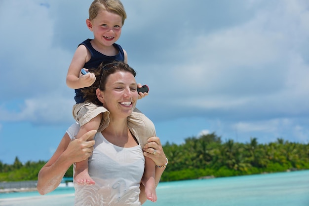 Portret van een gelukkige familie op zomervakantie op het strand