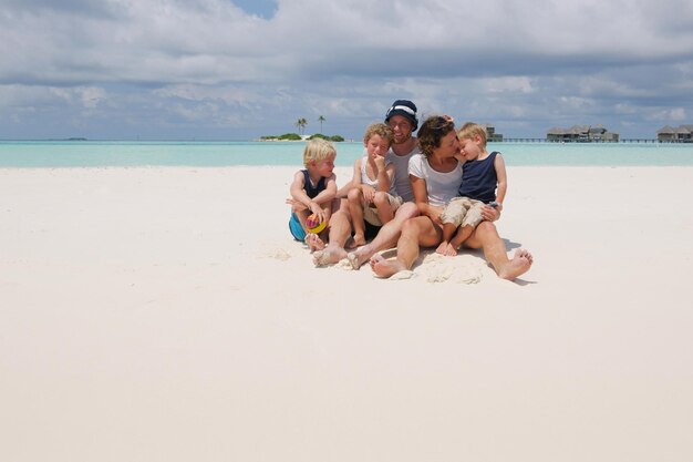 Portret van een gelukkige familie op zomervakantie op het strand