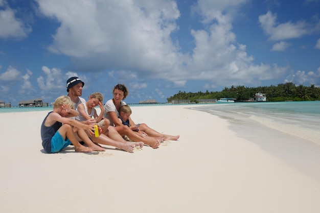 Portret van een gelukkige familie op zomervakantie op het strand