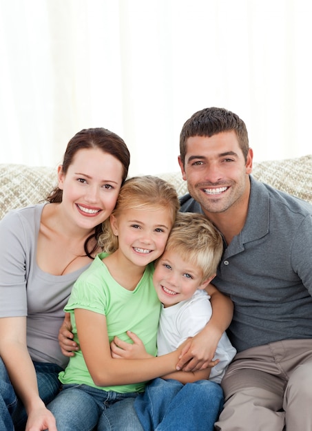 Portret van een gelukkige familie thuis