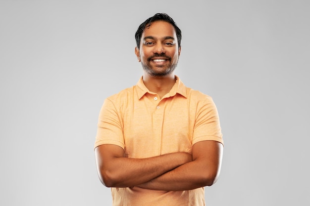 portret van een gelukkige glimlachende jonge Indiase man