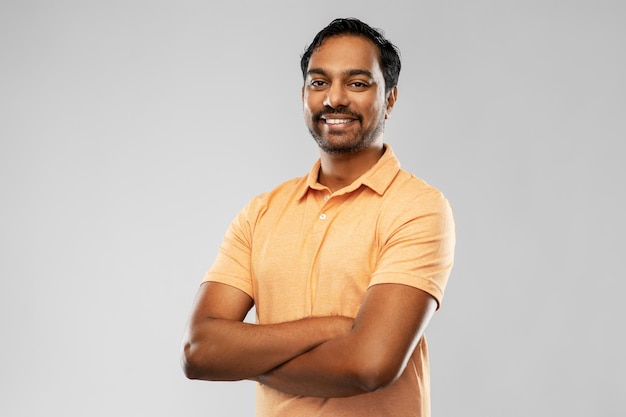 portret van een gelukkige glimlachende jonge Indiase man