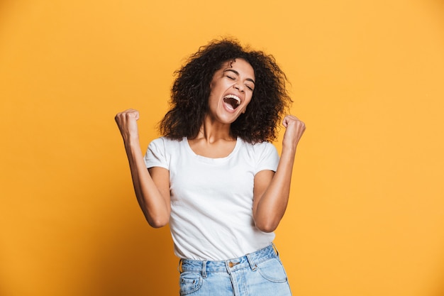 Portret van een gelukkige jonge Afrikaanse vrouw